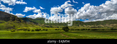 Paysage vallonné de la région du Lesotho Thaba-tseka. Le Lesotho, officiellement le Royaume du Lesotho, est un pays sans littoral. Banque D'Images