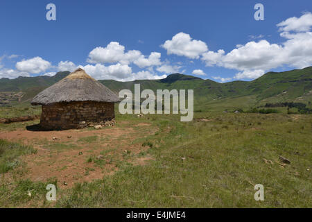 Accueil dans le paysage vallonné de la région du Lesotho Thaba-tseka. Banque D'Images