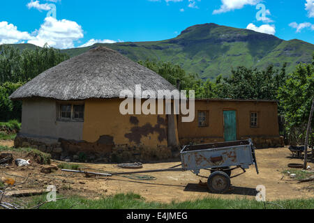 Chambre dans le paysage vallonné de la région du Lesotho Thaba-tseka. Le Lesotho, officiellement le Royaume du Lesotho est un pays enclavé, c Banque D'Images