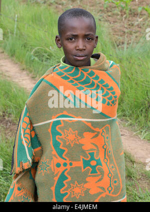 Butha-Buthe, Lesotho - le 17 décembre 2012. Un garçon Basotho en habit traditionnel. Également connu sous le nom de la couverture des personnes, elles sont re Banque D'Images