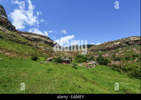 Hutte dans le paysage vallonné de la région du Lesotho Thaba-tseka. Le Lesotho, officiellement le Royaume du Lesotho, est un landloc Banque D'Images