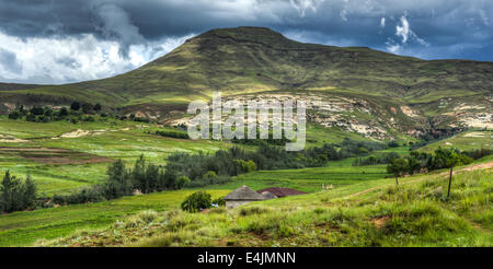 Paysage vallonné de la région du Lesotho Thaba-tseka. Le Lesotho, officiellement le Royaume du Lesotho, est un pays sans littoral. Banque D'Images