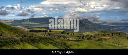 Paysage vallonné de la région du Lesotho Thaba-tseka. Le Lesotho, officiellement le Royaume du Lesotho, est un pays sans littoral. Banque D'Images