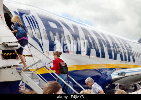 Les passagers d'un avion de Ryanair à l'aéroport de Stansted, Londres UK Banque D'Images