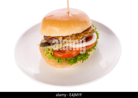 Parés de maigre délicieux boeuf grillé Steak épais avec assaisonnement servi sur une plaque blanche, Close up avec shallow dof Banque D'Images