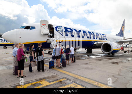 Avion de Ryanair à l'aéroport de Stansted UK avec l'embarquement des passagers Banque D'Images