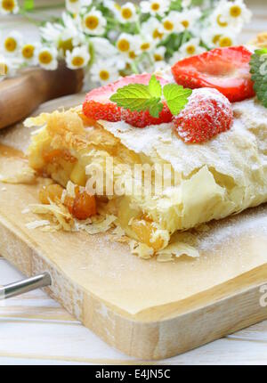 Apple strudel traditionnel avec des raisins secs, servi sur une planche en bois Banque D'Images
