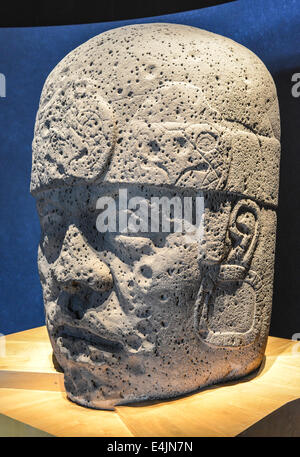 Une Tête Colossale Olmèque sculptée dans un gros rocher de basalte. La tête remonte à au moins avant 900 avant J.C. et qui est un trait distinctif fea Banque D'Images