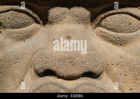 Une Tête Colossale Olmèque sculptée dans un gros rocher de basalte. La tête remonte à au moins avant 900 avant J.C. et qui est un trait distinctif fea Banque D'Images