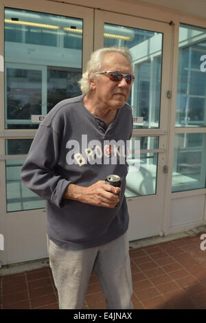 Garden City, New York, USA. 12 juillet, 2014. ARTIE KORNFELD, organisateur du Festival de Woodstock, est à Cradle of Aviation Museum de donner le coup d'envoi de l'Été '69, sur la pièce Célébration 45e anniversaire de la légendaire Août 1969 Woodstock Music & Art Fair de New York. Kornfeld, qui a grandi à Long Island, est un compositeur, manager, producteur, éditeur, et promoteur, et porte une broche avec le logo emblématique de Woodstock colombe sur un manche de guitare, épinglée sur la lettre O de Brooklyn, où il est né. © Ann Parry/ZUMA/Alamy Fil Live News Banque D'Images