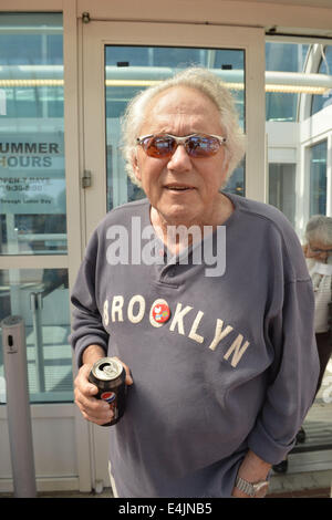 Garden City, New York, USA. 12 juillet, 2014. ARTIE KORNFELD, organisateur du Festival de Woodstock, est à Cradle of Aviation Museum de donner le coup d'envoi de l'Été '69, sur la pièce Célébration 45e anniversaire de la légendaire Août 1969 Woodstock Music & Art Fair de New York. Kornfeld, qui a grandi à Long Island, est un compositeur, manager, producteur, éditeur, et promoteur, et porte une broche avec le logo emblématique de Woodstock colombe sur un manche de guitare, épinglée sur la lettre O de Brooklyn, où il est né. © Ann Parry/ZUMA/Alamy Fil Live News Banque D'Images