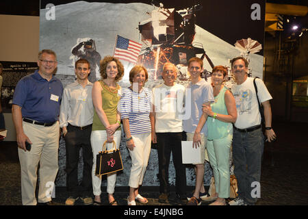 12 juillet 2014 - Garden City, New York, États-Unis - ROBERT BOTWIN, de Bellmore, au centre portant des T-shirt avec drapeau américain, est avec sa femme SHELLY BOTWIN et leurs enfants et petits-enfants à un été de '69, la réunion de l'événement Célébration de l'ancien Northrop Grumman Aerospace Corporation employés, qui a eu lieu à la station de Long Island, du Musée de l'aviation sur le 45e anniversaire de la NASA Apollo 11 LEM l'atterrissage sur la lune. M. Botwin était la montée et la descente du LEM Directeur des systèmes de propulsion. Les trois générations de la famille Botwin étaient debout devant une grande photo du 20 juillet 1969 landin lunaire Banque D'Images