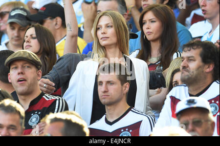 Rio de Janeiro, Brésil. Le 13 juillet, 2014. Sarah Brandner (C), petite amie de l'Allemagne, vu l'Bastian Schweinsteiger dans les stands lors de la Coupe du Monde FIFA 2014 football match final entre l'Allemagne et l'Argentine à l'Estadio do Maracana à Rio de Janeiro, Brésil, 13 juillet 2014. Photo : Andreas Gebert/dpa/Alamy Live News Banque D'Images