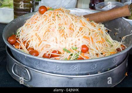 La cuisine thaïlandaise cuisine dans un marché thaïlandais en Angleterre les légumes râpés dans une marmite Banque D'Images