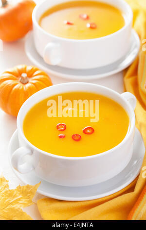 Soupe de potiron au bol blanc Banque D'Images