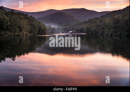 Les couleurs du coucher du soleil s'installer sur le Nord de la Géorgie, à Parc d'état de Vogel's Lake près de Trahlyta Blairsville, Georgia, USA. Banque D'Images