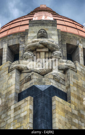 Les sculptures du Monument de la révolution mexicaine (Monumento a la Revolución Mexicana) sur la place de la République dans la ville de Mexico. Banque D'Images