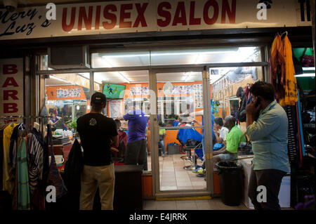 Queens, New York, USA. 12 juillet, 2014. La Luz Mery coiffure unisexe dans le Jackson Heights/Roosevelt Avenue métro station télévise le match entre le Brésil et les Pays-Bas pour la troisième place de la Coupe du Monde de 2014 sur Univision, Samedi 12 Juillet, 2014. © Bryan Smith/ZUMA/Alamy Fil Live News Banque D'Images