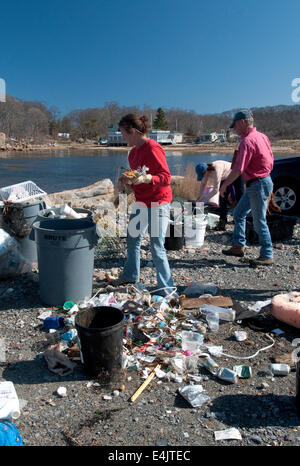 La dépose et le tri de déchets à la plage sur pointe est à Gloucester, Massachusetts Banque D'Images