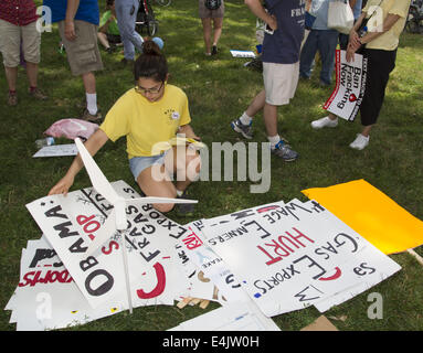 Washington, District de Columbia, Etats-Unis. Le 13 juillet, 2014. Les gens reçoivent des signes de protestation à mars avec à la protestation de fracturation à Washington, District de Columbia. Credit : Reynaldo Leal/ZUMA/ZUMAPRESS.com/Alamy fil Live News Banque D'Images