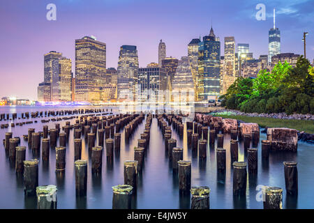 La ville de New York, USA skyline at night. Banque D'Images