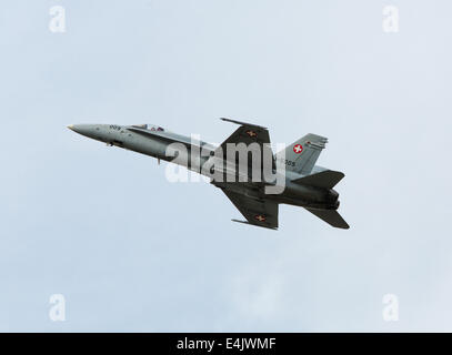 Fairford, Gloucs, UK. 12 juillet, 2014. La force de défense aérienne suisse F-18C Hornet jet fighter aircraft affichage au 2014 Royal International Air Tattoo à Fairford de la RAF, le 12 juillet. Credit : Niall Ferguson/Alamy Live News Banque D'Images