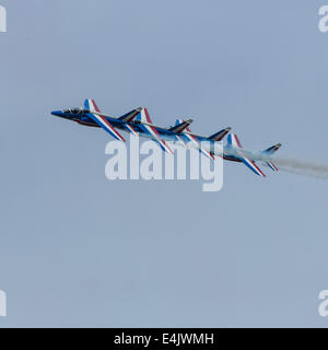 Fairford, Gloucs, UK. 12 juillet, 2014. La Patrouille de France French air force aerobatic team afficher à la 2014 Royal International Air Tattoo à Fairford de la RAF sur samedi le 12 juillet. L'équipe de France, en visite pour soutenir le 50e anniversaire de la formation de la RAF Flèches rouges Aerobatic Team, sera sur scène à Paris pour Bastille Day 14 juillet Crédit : Niall Ferguson/Alamy Live News Banque D'Images