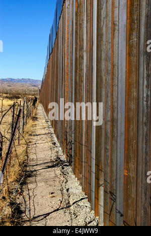 Énorme frontière sur la frontière avec le Mexique, à environ 6 milles à l'est de Nogales, Arizona, USA sur le côté sud de la clôture en nous encore Banque D'Images