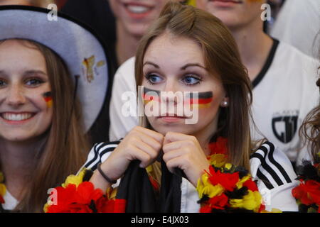 Francfort, Allemagne. Le 13 juillet, 2014. Des fans allemands regarder la finale de la Coupe du monde. 50,000 fans regardé le 2014 FIFA World Cup Finale entre l'Allemagne et l'Argentine au calme sur les Commerzbank-Arena sur le plus grand écran de la Coupe du monde (412 mètres carrés). Crédit : Michael Debets/Pacific Press/Alamy Live News Banque D'Images