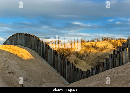 Énorme frontière sur la frontière avec le Mexique, à environ 6 milles à l'est de Nogales, Arizona USA, vu du côté américain au coucher du soleil. Banque D'Images