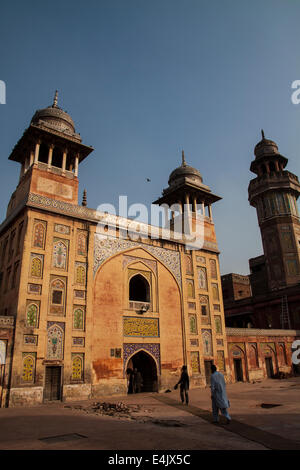 À l'intérieur de la mosquée de Wazir Khan à Lahore Banque D'Images