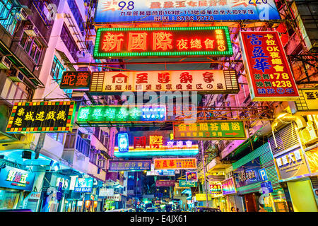 HONG KONG, CHINE - 16 MAI 2014 : Des signes illuminent la nuit à Kowloon. Hong Kong est bien connue pour la multitude de néons lo Banque D'Images