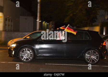 Mülheim/Ruhr, Allemagne. 14 juillet, 2014. Les Allemands célèbrent remportant la Coupe du Monde de Football au Brésil. Photo : Nick Savage/Alamy Live News Banque D'Images