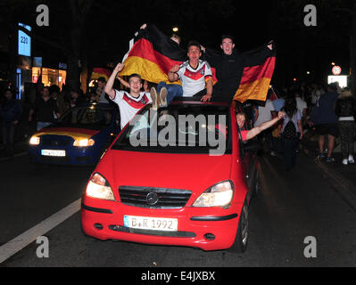 Berlin, Allemagne. 14 juillet, 2014. Les Allemands de la Coupe du monde pour célébrer la victoire sur le boulevard Kurfürstendamm à Berlin Crédit : David Crossland/Alamy Live News Banque D'Images