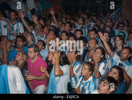 Londres, Royaume-Uni. Le 13 juillet, 2014. Déçu les fans de football argentin montre sur que leur équipe id défait par l'Allemagne dans la Coupe du Monde 2014 finale à une pub Argentine, Moo sur London's Vauxhall Bridge Road, Pimlico. Credit : Mamusu Kallon/Alamy Live News Banque D'Images