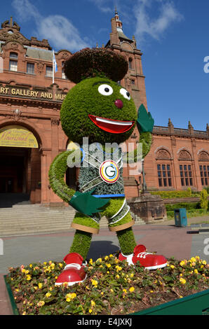 Clyde, le Thistle Glasgow homme mascotte pour les Jeux du Commonwealth de 2014 à l'extérieur de la Kelvingrove Art Gallery and Museum. Banque D'Images