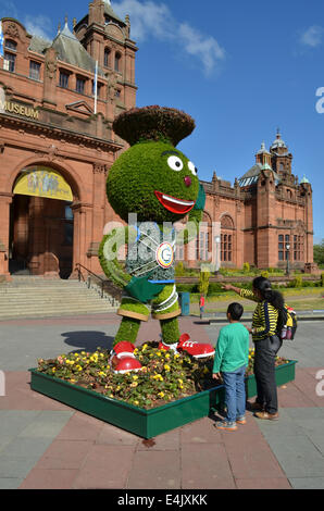 Clyde, le Thistle Glasgow homme mascotte pour les Jeux du Commonwealth de 2014 à l'extérieur de la Kelvingrove Art Gallery and Museum. Banque D'Images