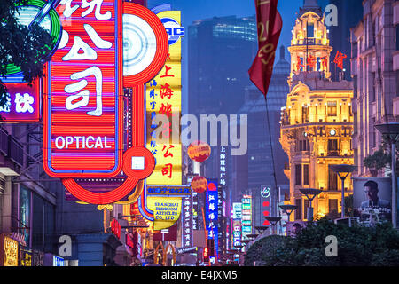 SHANGHAI, CHINE - 16 juin 2014 : néons allumés sur Nanjing Road. La rue est la principale voie de la ville. Banque D'Images