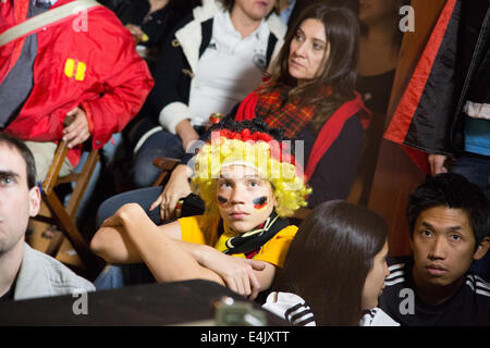 Sao Paulo, Brésil. 13th juillet 2014. Les fans allemands regardent le match final de la coupe du monde entre l'Argentine et l'Allemagne, au Goethe-Institut Sao Paulo, à Sao Paulo, au Brésil. Credit: Andre M. Chang/Alamy Live News Banque D'Images