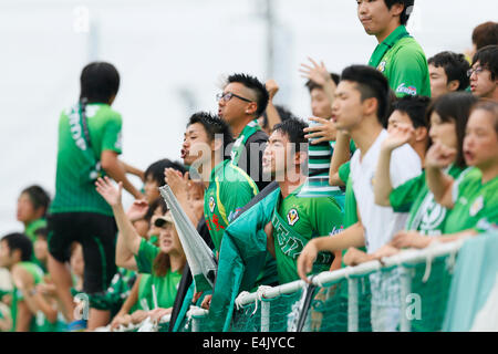 Stade Nishigaoka, Tokyo, Japon. Le 13 juillet, 2014. Tokyo Verdy Fans, 13 juillet 2014 - Football : Football /La 94e Coupe de l'empereur du Japon de football entre Tokyo Verdy 1-2 Giravanz Kitakyushu au stade Nishigaoka, Tokyo, Japon. © Yohei Osada/AFLO SPORT/Alamy Live News Banque D'Images