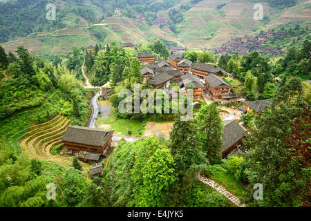 Village sur la montagne Yaoshan dans le Guangxi, Chine. Banque D'Images