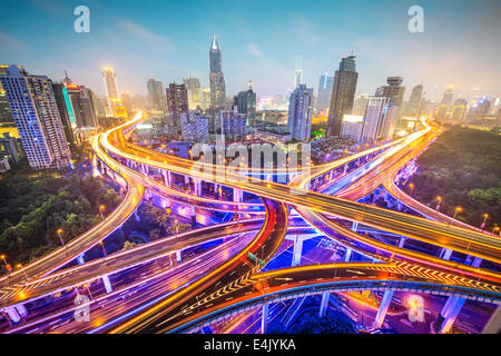 Shanghai, Chine vue aérienne sur les autoroutes. Banque D'Images