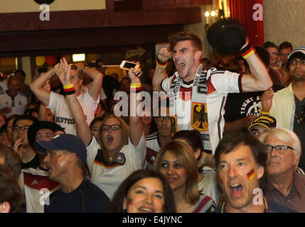 Vancouver, Canada, le 13 juillet, 2014. Supporters allemands célèbrent après avoir vu leur objectif de l'équipe en Allemagne Alpen Club de Vancouver, Canada, le 13 juillet 2014. Environ 500 supporters de football Allemagne se rassemblent à une Allemagne club de Vancouver pour une émission en direct jeu et célébrer après que l'Allemagne a remporté le champion de la Coupe du monde au cours de la dernier match avec l'Argentine par 1-0. (Xinhua/Liang Sen) Credit : Xinhua/Alamy Live News Banque D'Images