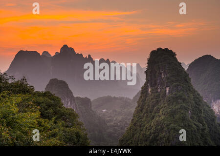 Paysage de montagnes karstiques en Xingping, Province du Guangxi, Chine. Banque D'Images
