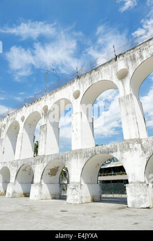 Vue d'arches blanc Arcos da Lapa au Centro de Rio de Janeiro Brésil Banque D'Images