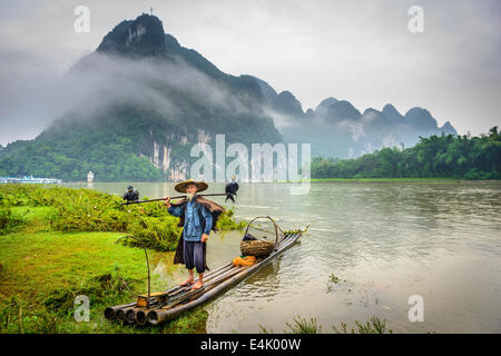 Le Cormorant fisherman et ses oiseaux sur la rivière Li à Yangshuo, Guangxi, Chine. Banque D'Images