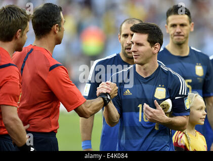 Rio de Janeiro, Brésil. Le 13 juillet, 2014. L'Argentine Lionel Messi (R, avant), serre la main avec des fonctionnaires avant la finale entre l'Allemagne et l'Argentine de la Coupe du Monde FIFA 2014 à l'Estadio do du stade Maracana à Rio de Janeiro, Brésil, le 13 juillet 2014. Credit : Qi Heng/Xinhua/Alamy Live News Banque D'Images