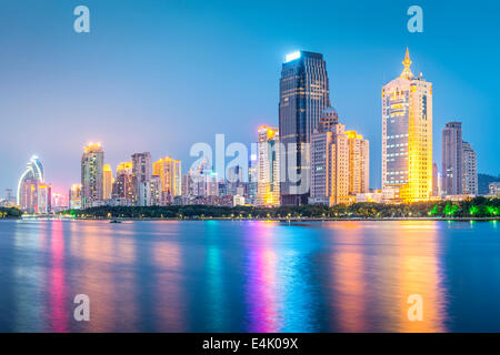 Xiamen, Chine skyline au crépuscule. Banque D'Images