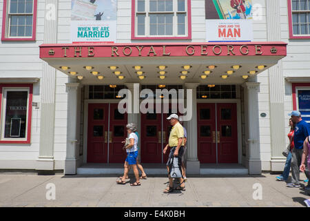 Les touristes à pied par le théâtre Royal George, partie du Shaw Festival, dans la vieille ville historique de Niagara-on-the-Lake, Ontario, Canada. Banque D'Images