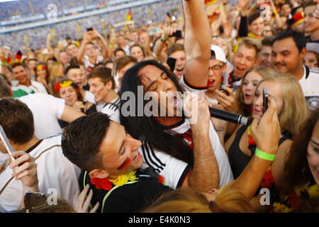 Francfort, Allemagne. 13 juillet 2014. BŸlent Ceylan va stage diving. Le comédien turc allemand BŸlent Ceylan effectuée au calme sur les Commerzbank-Arena à venir de l'affichage public de la finale de la Coupe du Monde de la FIFA 2014 entre l'Allemagne et l'Argentine. Crédit : Michael Debets/Alamy Live News Banque D'Images